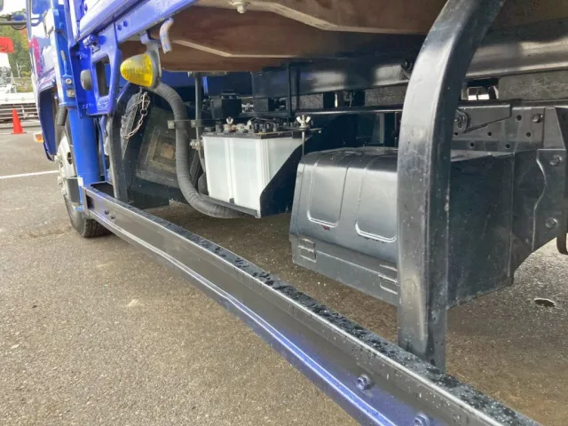 ボディー助手席側中央部に工具箱が付いています。|いすゞ エルフ 2RG-NKR88R(2WD)の写真15