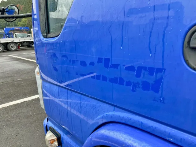 助手席ドアにシールはがし跡があります。|いすゞ エルフ 2RG-NKR88R(2WD)の写真18