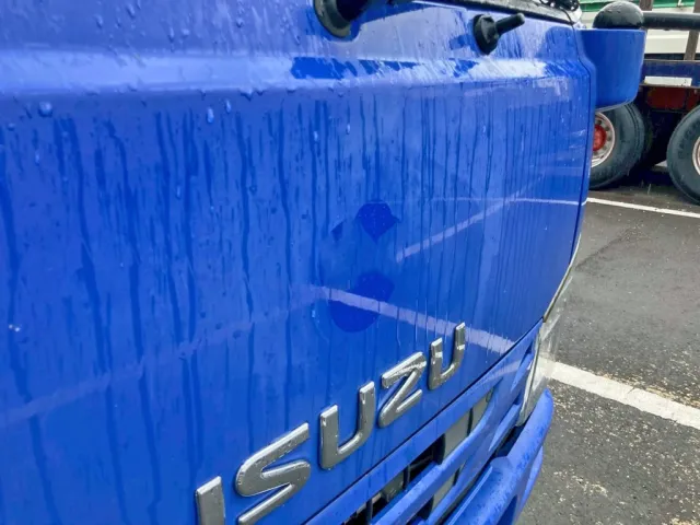 フロントパネル中央にシールはがし跡があります。|いすゞ エルフ 2RG-NKR88R(2WD)の写真20