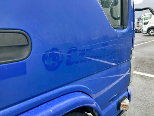 運転席ドアにシールはがし跡があります。|いすゞ エルフ 2RG-NKR88R(2WD)の写真21