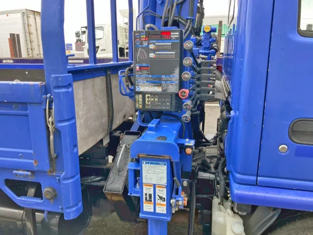 クレーンの操作レバーです。|いすゞ エルフ 2RG-NKR88R(2WD)の写真22