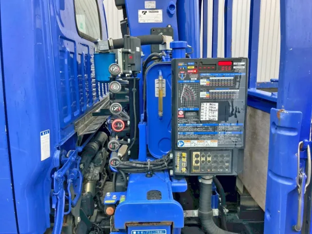 クレーンの操作レバーです。|いすゞ エルフ 2RG-NKR88R(2WD)の写真23