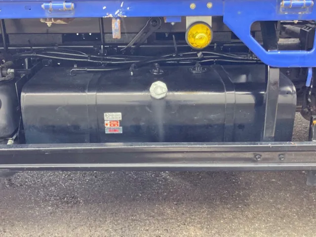 燃料タンクは83Lです。|いすゞ エルフ 2RG-NKR88R(2WD)の写真27