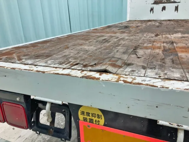 床板後方に浮きがあります。|三菱 ファイター LDG-FQ62Fの写真13