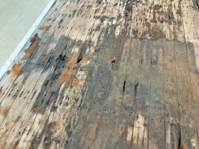 床板中央助手席側に割れ・穴あきがあります。|三菱 ファイター LDG-FQ62Fの写真15