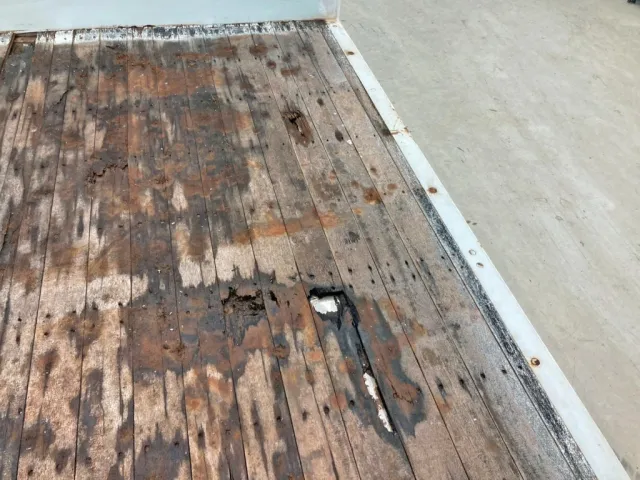 床板中央運転席側に割れ・穴あきがあります。|三菱 ファイター LDG-FQ62Fの写真16