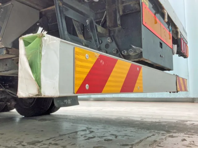 リヤバンパー助手席側カバー欠品しています。|三菱 ファイター LDG-FQ62Fの写真19