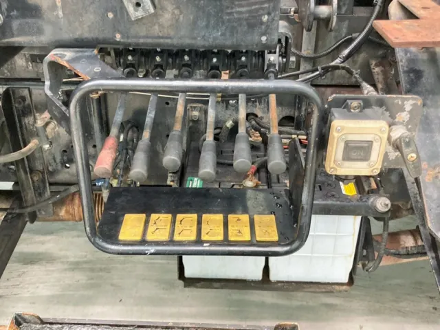 クレーンの操作レバーです。(運転席側)|三菱 ファイター LDG-FQ62Fの写真24