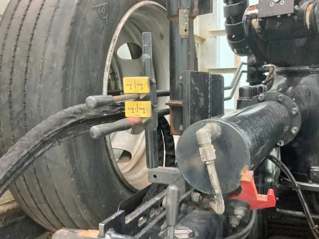 アウトリガーの伸縮レバーです。(運転席側)|三菱 ファイター LDG-FQ62Fの写真25