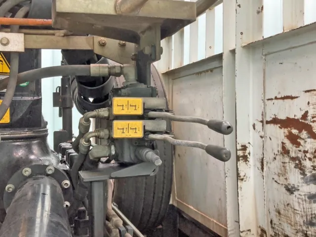 アウトリガーの伸縮レバーです。(助手席側)|三菱 ファイター LDG-FQ62Fの写真28