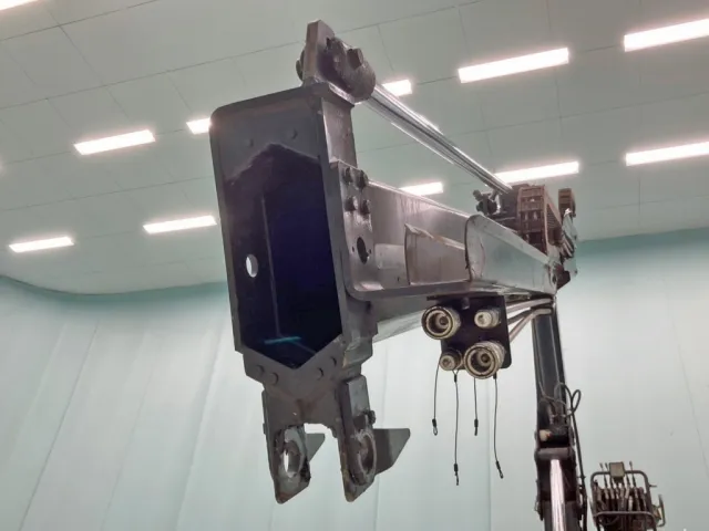 クレーン先端にグラップルの開閉 及び ローテーターの配管が来ています。(グラップルは付属してません)|三菱 ファイター LDG-FQ62Fの写真34