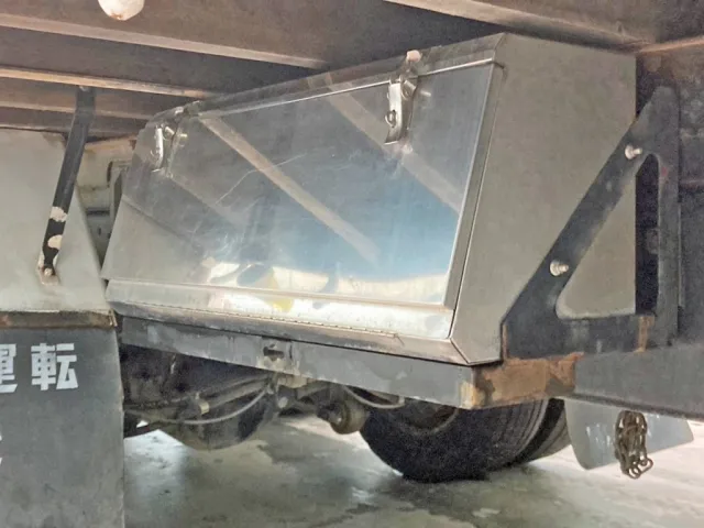 ボディー助手席側後方にステンレス製の工具箱が付いています。|三菱 ファイター LDG-FQ62Fの写真35