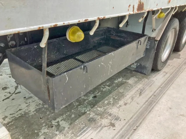 ボディー運転席側後方にりん木入れが付いています。|三菱 ファイター LDG-FQ62Fの写真36