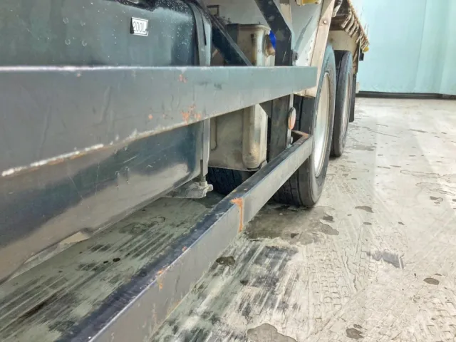 助手席側サイドバンパーにヘコミがあります。|三菱 ファイター LDG-FQ62Fの写真37