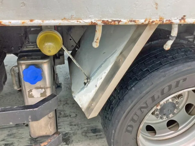 助手席側前方のリヤフェンダーに曲がりがあります。|三菱 ファイター LDG-FQ62Fの写真38