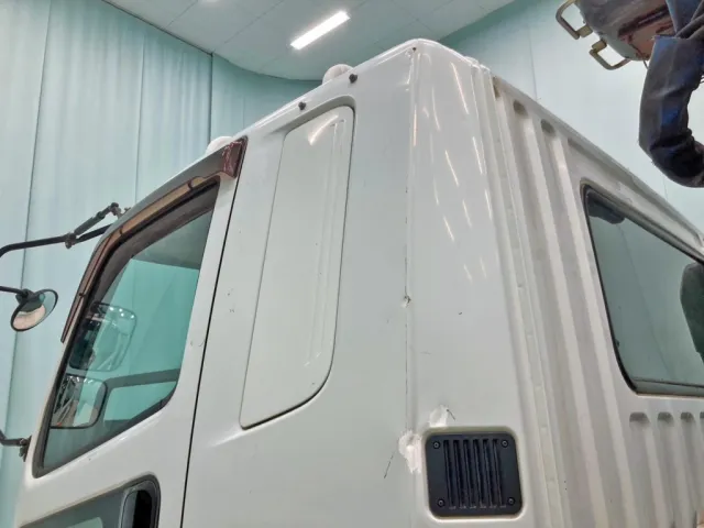 助手席側クォーターパネル上部にキズ・ヘコミ・手塗り箇所があります。|三菱 ファイター LDG-FQ62Fの写真42