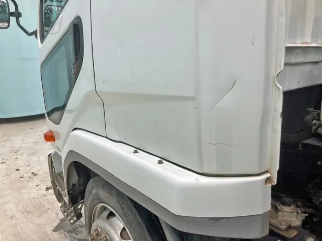 助手席側クォーターパネル下部にキズがあります。|三菱 ファイター LDG-FQ62Fの写真43