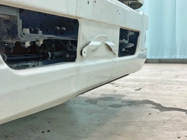 フロントバンパー中央部にヘコミがあります。|三菱 ファイター LDG-FQ62Fの写真47