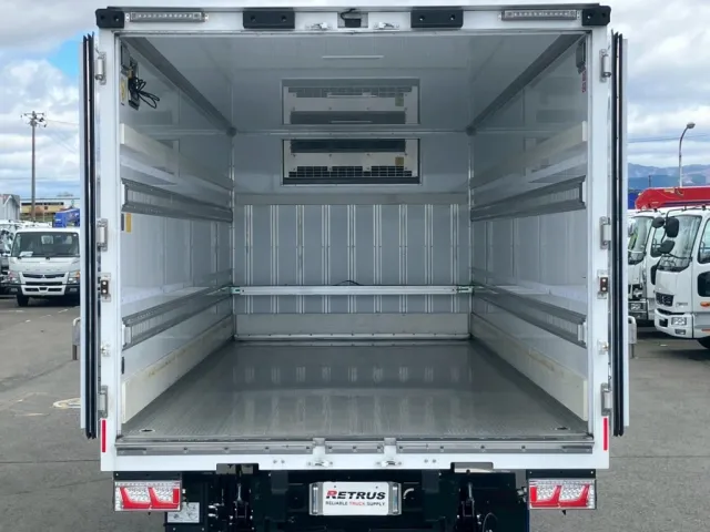 床はシステムフロアです。|日野 レンジャー 2KG-FC2ABA(2WD)の写真12