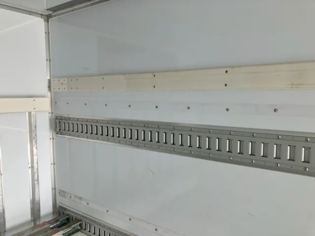 庫内運転席側にキズ・ヘコミがあります。|日野 レンジャー 2KG-FC2ABA(2WD)の写真14