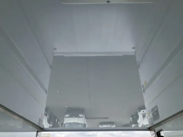 庫内天井にヘコミがあります。|日野 レンジャー 2KG-FC2ABA(2WD)の写真17