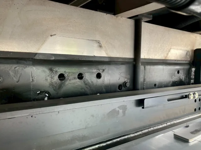 メインフレーム後方にゲートの取り外し跡があります。|日野 レンジャー 2KG-FC2ABA(2WD)の写真39