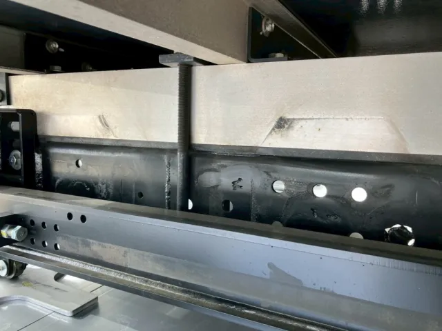 メインフレーム後方にゲートの取り外し跡があります。|日野 レンジャー 2KG-FC2ABA(2WD)の写真40