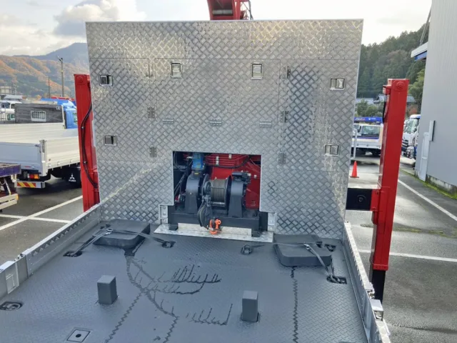 ウインチ付きです。(プロテクターは縞板アルミが張られています)|いすゞ ギガ 2PG-CYH77Dの写真11