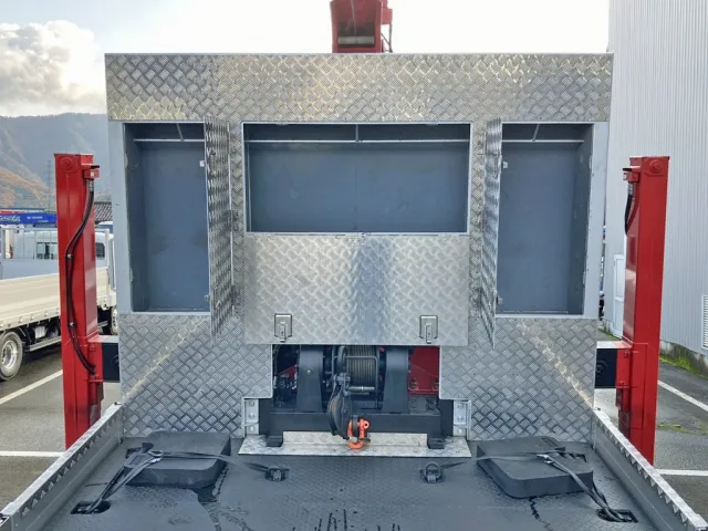 プロテクターにレバーブロック掛け付きの物入れが付いています。|いすゞ ギガ 2PG-CYH77Dの写真12