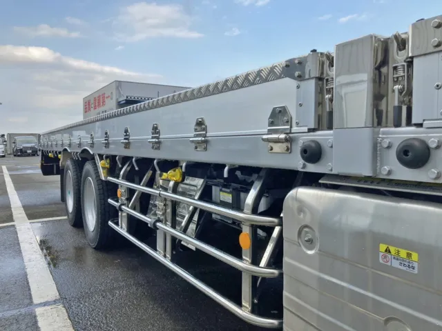 左右アオリ上部に縞板アルミが張られています。(中柱・蝶番・サイドバンパーはステンレス製です)|いすゞ ギガ 2PG-CYH77Dの写真13