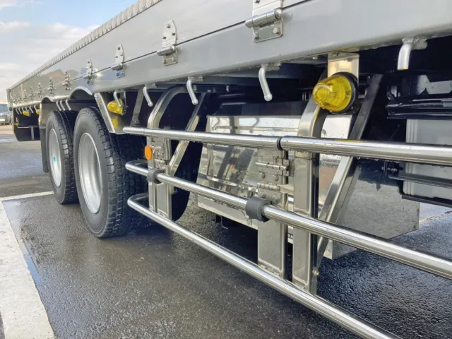 ボディー運転席側中央部にステンレス製の工具箱が付いています。|いすゞ ギガ 2PG-CYH77Dの写真14