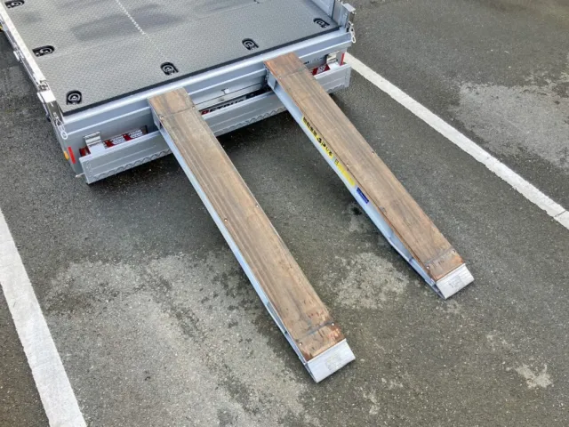 歩みは手動式です。|いすゞ ギガ 2PG-CYH77Dの写真16