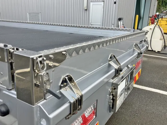 リヤアオリ上部に縞板アルミが張られています。(左右リヤ柱はステンレス製です)|いすゞ ギガ 2PG-CYH77Dの写真18