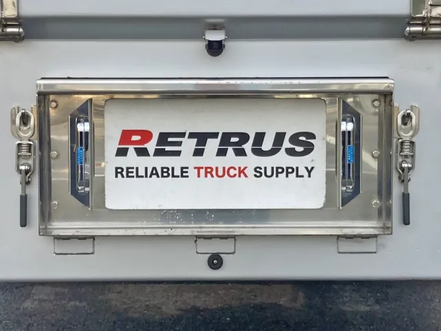 リヤレール中央部に歩みを格納できます。|いすゞ ギガ 2PG-CYH77Dの写真19