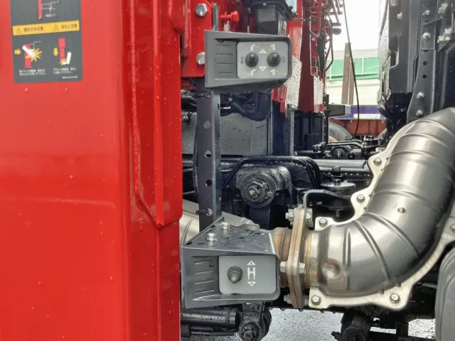 アウトリガーの張出・伸縮の操作スイッチです。|いすゞ ギガ 2PG-CYH77Dの写真22