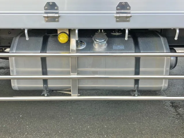 燃料タンクは300Lアルミ製です。|いすゞ ギガ 2PG-CYH77Dの写真27