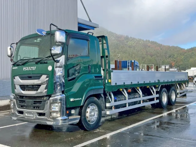 フロント周り、メッキパーツで飾っています。|いすゞ ギガ QKG-CYL77Bの写真1