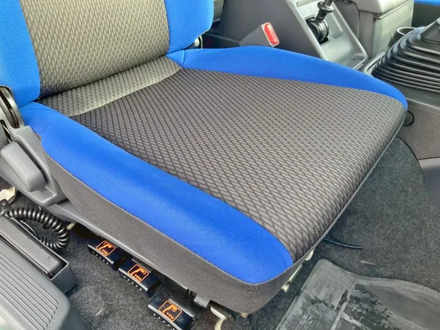 運転席座面にヘタリがあります。|いすゞ ギガ QKG-CYL77Bの写真8