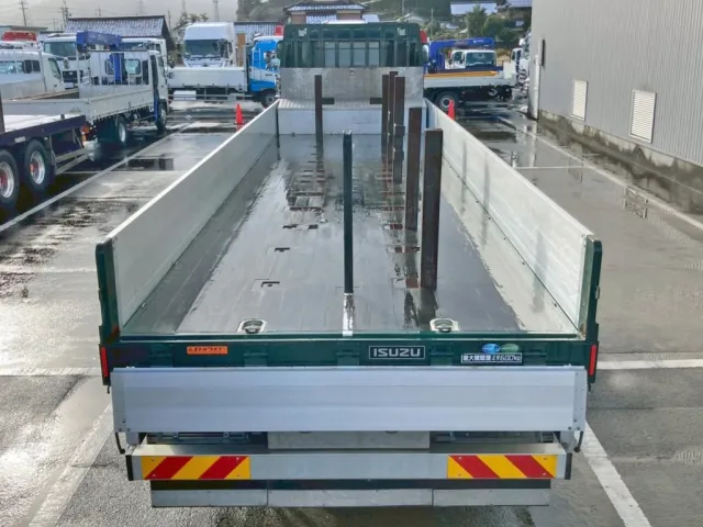 床は板張りです。|いすゞ ギガ QKG-CYL77Bの写真9