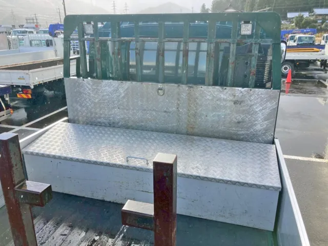 ボディー前方に工具箱が付いています。|いすゞ ギガ QKG-CYL77Bの写真11