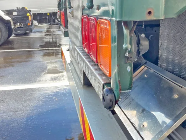 運転席側テールランプブラケット角に曲がりがあります。|いすゞ ギガ QKG-CYL77Bの写真15