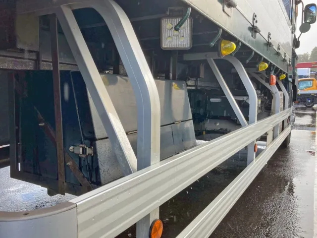 ボディー運転席側中央部に工具箱が付いています。|いすゞ ギガ QKG-CYL77Bの写真16