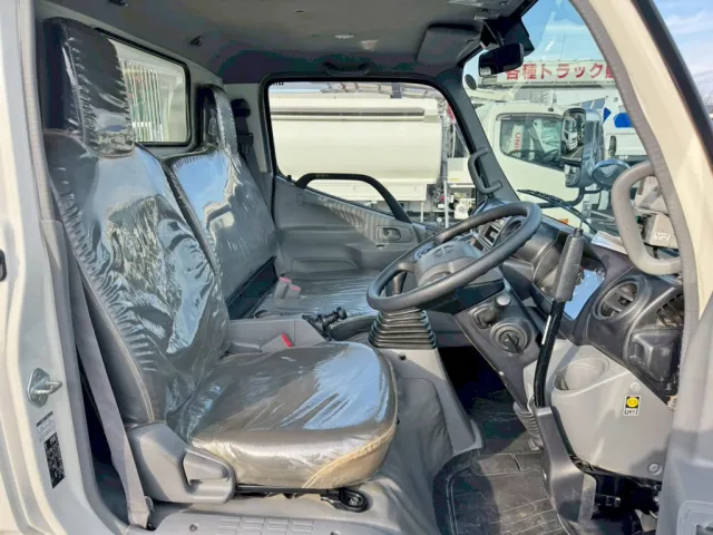 乗車定員は3名です。|日野 デュトロ 2RG-XZU600T(2WD)の写真9