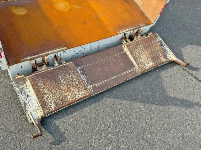 リヤゲートは歩み板として使用できます。|日野 デュトロ 2RG-XZU600T(2WD)の写真21