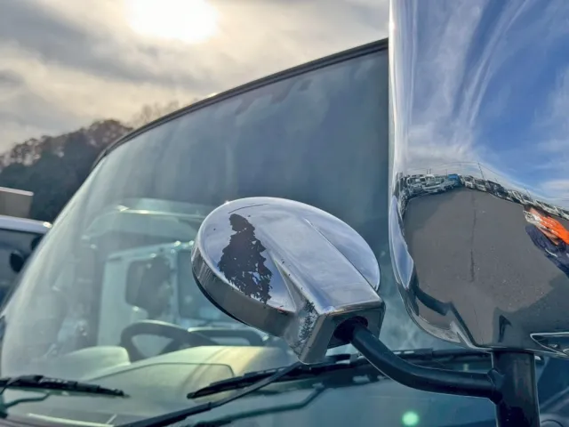 アンダーミラーカバーのメッキ部に、剥がれがあります。|日野 デュトロ 2RG-XZU600T(2WD)の写真26