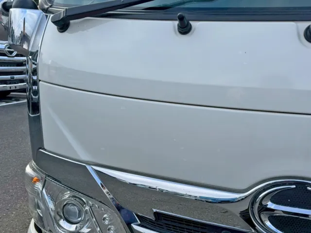 フロントパネル運転席側に、手塗り箇所があります。|日野 デュトロ 2RG-XZU600T(2WD)の写真27