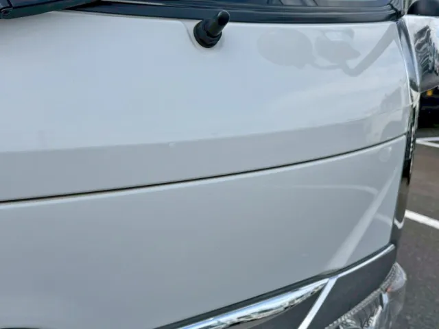 フロントパネル助手席側に、手塗り箇所があります。|日野 デュトロ 2RG-XZU600T(2WD)の写真28