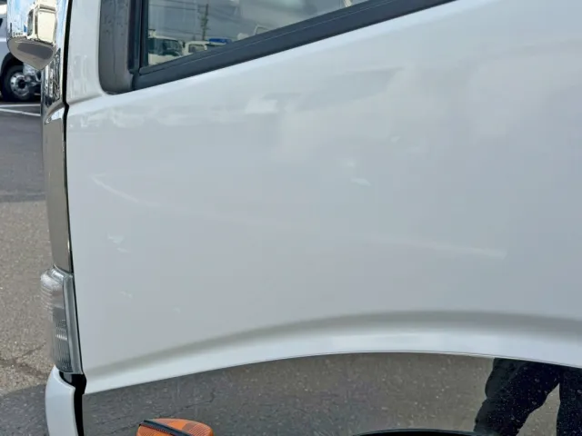 助手席ドアに手塗り箇所があります。|日野 デュトロ 2RG-XZU600T(2WD)の写真29