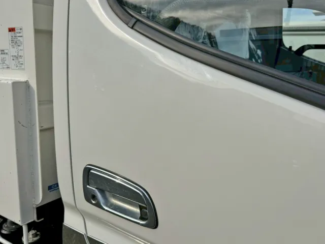 運転席ドアに、ヘコミ・手塗り箇所があります。|日野 デュトロ 2RG-XZU600T(2WD)の写真30