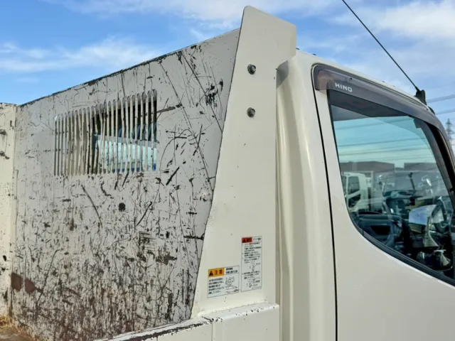 プロテクター運転席側に曲がり・手塗り箇所があります。|日野 デュトロ 2RG-XZU600T(2WD)の写真31